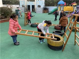 大班精彩瞬间：趣味玩梯
