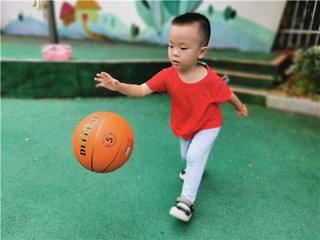 小班精彩瞬间：学拍皮球