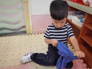 小班精彩瞬间：翻裤子大比拼