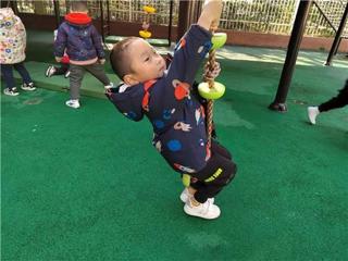 小班精彩瞬间：挑战吊绳吊环