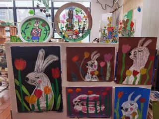 大班幼儿作品：花丛中的小兔子