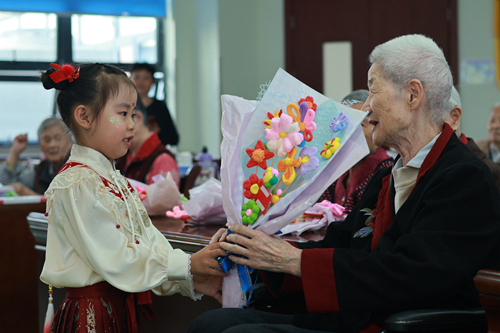 太湖幼儿园:金秋十月爽，九九话重阳 —— 太湖幼儿园小朋友敬老院之行