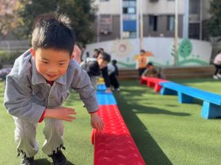 大班精彩瞬间：单手支撑跳跃