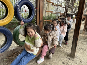 小班精彩瞬间：秋千上的童真时光